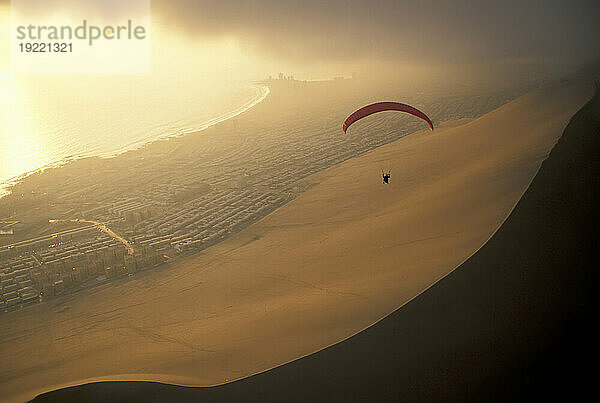 Gleitschirm über El Dragon  einer großen Sanddüne in der Nähe von Iquique  Chile am Rande der Atacama-Wüste; Chile