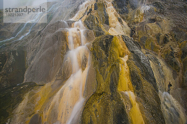 Heißes Wasser aus Geysiren ergießt sich über Felsen im Tal der Geysire  Naturschutzgebiet Kronotsky  Russland; Kronotsky Zapovednik  Kamtschatka  Russland