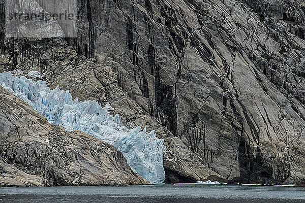 Nahaufnahme der Eisbildung vom Gletscher im Prins Christian Sund an der Südspitze Grönlands; Südgrönland  Grönland