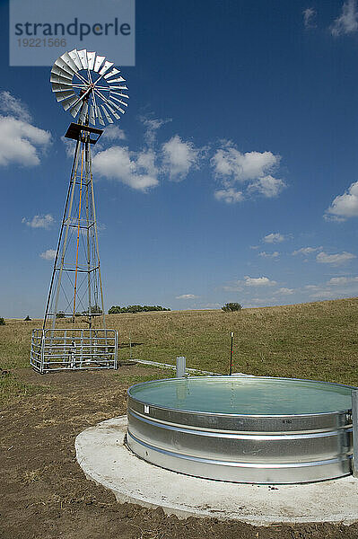 Windmühle und Tanksystem zur Viehtränke; Valparaiso  Nebraska  Vereinigte Staaten von Amerika