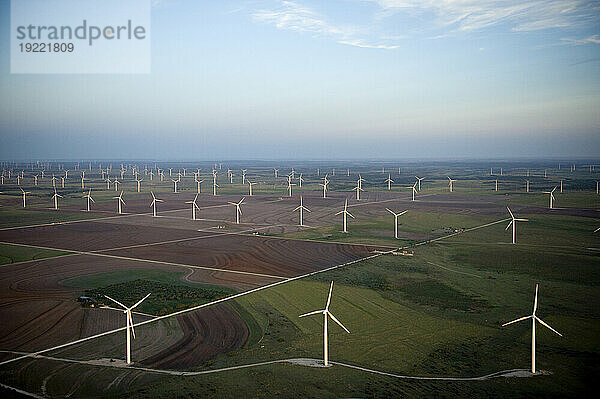 Luftaufnahme der Windkraftanlagen im weltgrößten Windpark  Horse Hollow Wind Energy Center in Texas  USA; Abilene  Texas  Vereinigte Staaten von Amerika