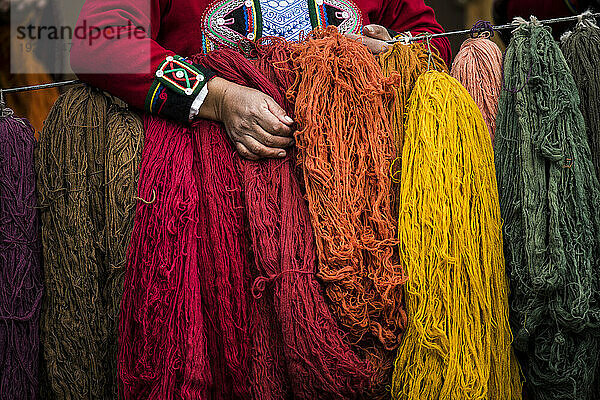 Quechuan-Frauen aus Chinchero  die auf traditionelle Weise weben  zum Verkauf; Cusco  Peru