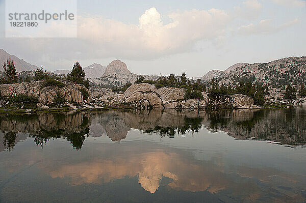 Spiegelung der Wolken im Sixty Lake Basin im King's Canyon Nationalpark  Kalifornien  USA; Kalifornien  Vereinigte Staaten von Amerika