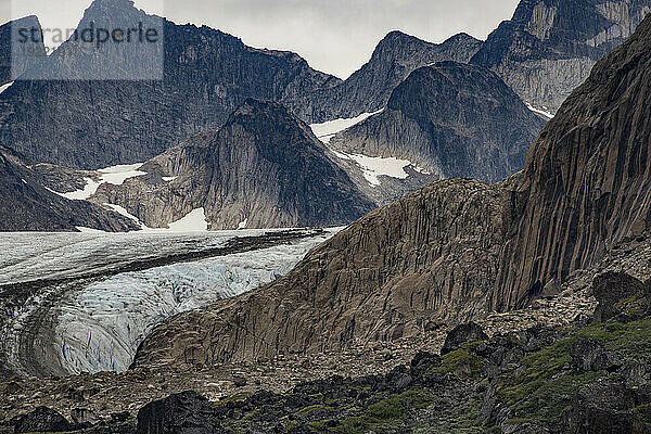 Blick auf den Gletscher  der durch die Berggipfel im Prins Christian Sund an der Südspitze Grönlands fließt; Südgrönland  Grönland