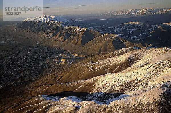 Luftaufnahme von Wasatch Range und Brigham City  Utah  einer von mehreren Mormonengemeinden  die ursprünglich von handverlesenen Handwerkern  Arbeitern und Schullehrern besiedelt wurden  die 1847 ankamen und Gebirgsbäche für die Landwirtschaft umleiteten; Brigham City  Utah  Vereinigte Staaten von Amerika