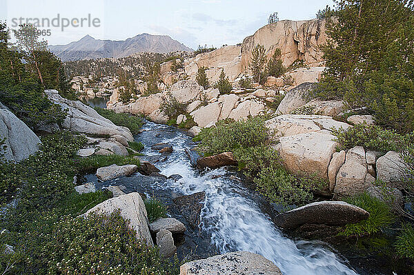 Wasser strömt durch das Sixty Lake Basin im King's Canyon Nationalpark in Kalifornien  USA; Kalifornien  Vereinigte Staaten von Amerika