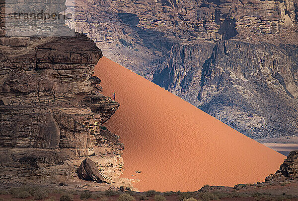 Einsamer Wanderer im Wadi Rum; Jordanien