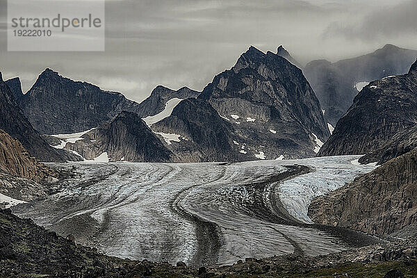 Blick auf den Gletscher  der durch die Berggipfel im Prins Christian Sund an der Südspitze Grönlands fließt; Südgrönland  Grönland