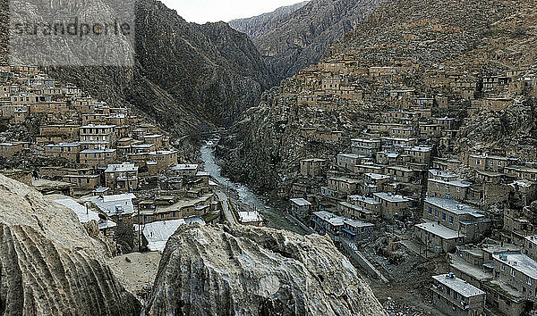 Blick auf einen Fluss  der durch ein Bergdorf im Zagros-Gebirge fließt; Kermanschah  Iran