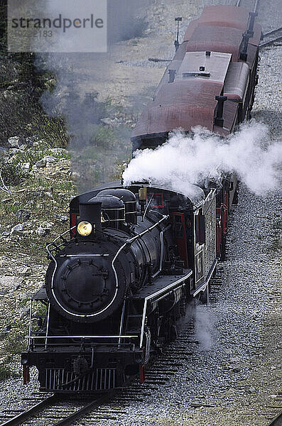 Dampflokomotive und Waggons der White Pass and Yukon Railroad; Klondike  Alaska  Vereinigte Staaten von Amerika