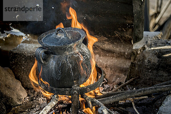 Speisen im Topf über offener Flamme kochen; Ejido Hidalgo  San Luis  Mexiko