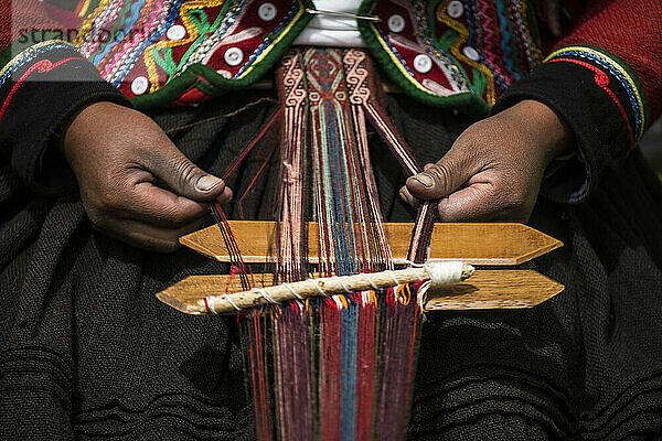 Quechuan-Frauen von Chinchero weben traditionelle Kleidung auf traditionelle Weise und verkaufen sie; Cusco  Peru