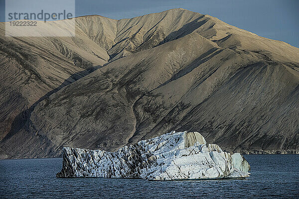 Von Schlick durchzogener Eisberg  der im Kaiser-Franz-Joseph-Fjord in Grönland schwimmt; Ostgrönland  Grönland