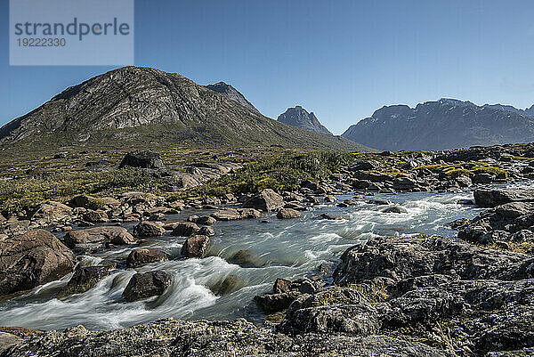 Malerische Aussicht auf einen Gletscherbach  der durch die Berge in den westlichen Fjorden von Kalaallit Nunaat fließt; Westgrönland  Grönland