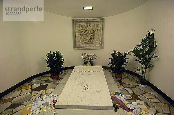 Das Grab von Papst Johannes Paul im Petersdom; Staat Vatikanstadt  Italien