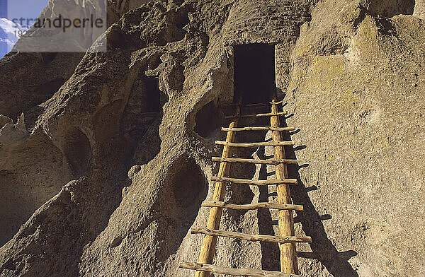 Eine Leiter führt zu einer alten indianischen Klippenbehausung im Bandelier National Monument  New Mexico  USA; New Mexico  Vereinigte Staaten von Amerika