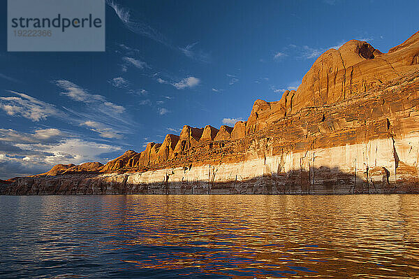 Nachmittagslicht und Reflexionen auf der Oberfläche des Lake Powell im Glen Canyon National Recreation Area  Utah  USA; Utah  Vereinigte Staaten von Amerika