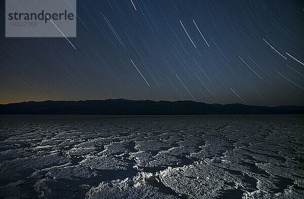 Sternenpfade über den Salinen des Badwater Basin im Death Valley National Park  Kalifornien  USA; Kalifornien  Vereinigte Staaten von Amerika