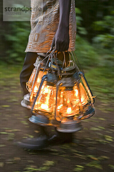 Tragen von brennenden Petroleumlampen; Kenia