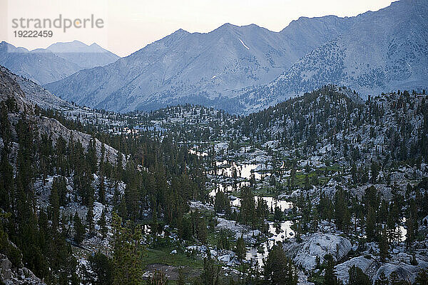 Malerische Aussicht auf das Sixty Lake Basin im King's Canyon National Park  Kalifornien  USA; Kalifornien  Vereinigte Staaten von Amerika