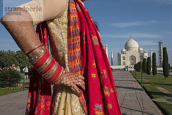 Indische Frau mit Henna auf Hand und Arm besucht das Taj Mahal; Agra  Uttar Pradesh  Indien