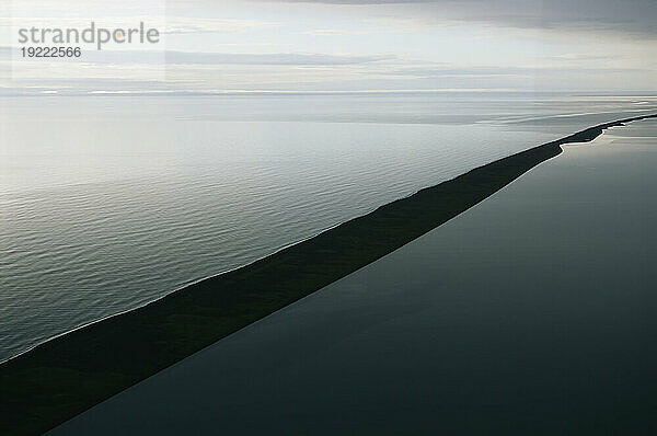 Sandbank trennt die Tschuktschensee links von der Kasegaluk-Lagune  North Slope  Alaska  USA; North Slope  Alaska  Vereinigte Staaten von Amerika