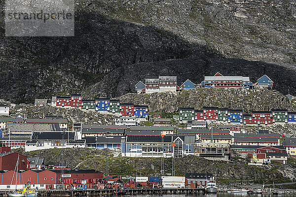 Bunte Gebäude auf den felsigen Klippen entlang der Küste in der Stadt Qaqortoq an der Südspitze Grönlands; Qaqortoq  Südgrönland  Grönland
