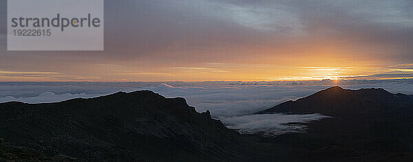 Malerische Aussicht auf Haleakala vom Berggipfel mit Blick auf den Pazifischen Ozean über den Wolken bei Sonnenaufgang; Haleakala-Nationalpark  Maui  Hawaii  Vereinigte Staaten von Amerika