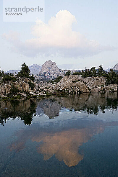 Spiegelungen im Sixty Lake Basin im King's Canyon Nationalpark  Kalifornien  USA; Kalifornien  Vereinigte Staaten von Amerika