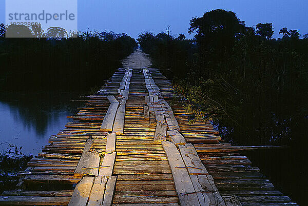 Holzbrücke über die Überschwemmungsebene in der Pantanal-Region in Brasilien; Pantanal  Brasilien