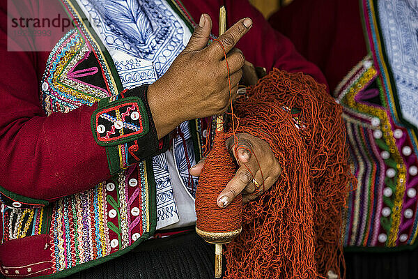 Quechuan-Frauen von Chinchero weben traditionelle Kleidung auf traditionelle Weise und verkaufen sie; Cusco  Peru