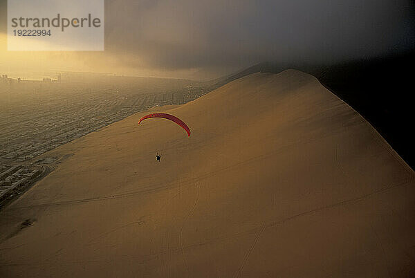 Gleitschirm über El Dragon  einer großen Sanddüne in der Nähe von Iquique  Chile am Rande der Atacama-Wüste; Chile