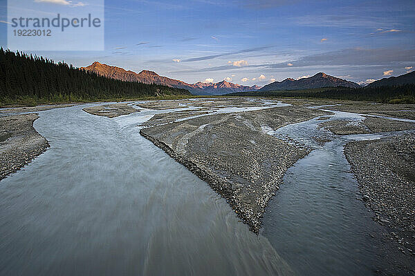 Der Teklanika River schlängelt sich durch den Denali National Park and Preserve  Alaska  USA; Alaska  Vereinigte Staaten von Amerika