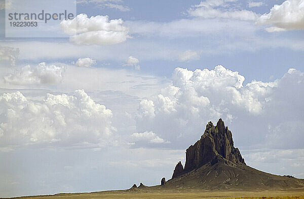 Landschaft der zerklüfteten Landschaft von Shiprock  New Mexico  USA; New Mexico  Vereinigte Staaten von Amerika