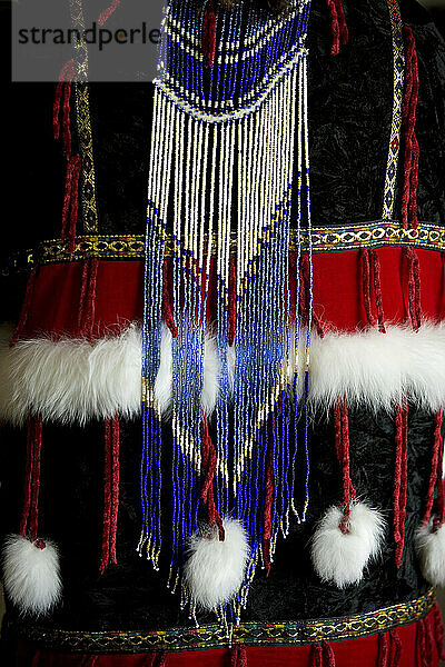 Traditionelle Kleidung der amerikanischen Ureinwohner  ausgestellt in einem Besucherzentrum im Denali National Park and Preserve  Alaska  USA; Alaska  Vereinigte Staaten von Amerika