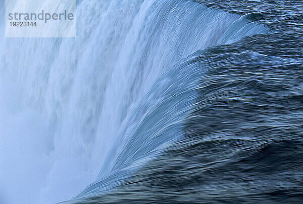 Wasser sprudelt über die Brooks Falls  ein Lieblingsfall von Lachsen und Bären  im Katmai National Park and Preserve  Alaska  USA; Alaska  Vereinigte Staaten von Amerika