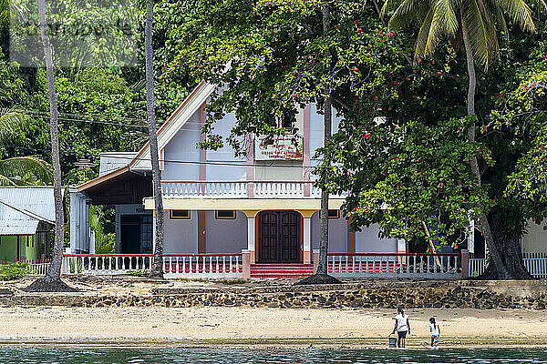 Blick auf eine örtliche Kirche auf der Insel Bangka  vor der nordöstlichen Spitze von Sulawesi  Indonesien  Südostasien  Asien