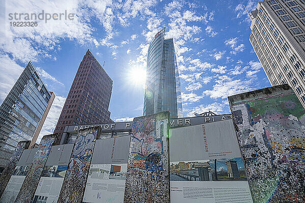 Blick auf Segmente und Gebäude der Berliner Mauer am Potsdamer Platz  Mitte  Berlin  Deutschland  Europa