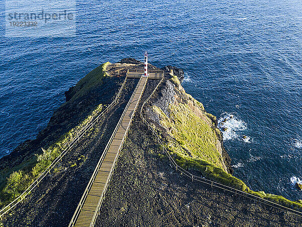 Luftaufnahme des Leuchtturms Farolim dos Fenais da Ajuda auf einer Klippe  Insel Sao Miguel  Azoren  Portugal  Atlantik  Europa