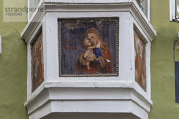 Religiöses Fresko am alten Haus in der Altstadt von Klausen  Südtirol (Südtirol)  Bezirk Bozen  Italien  Europa