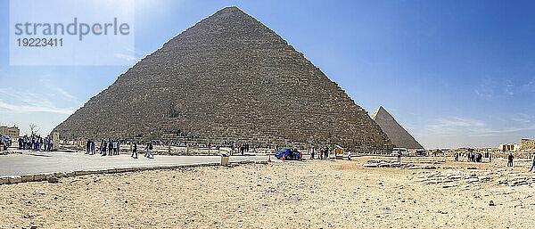 Panoramablick auf die Große Pyramide von Gizeh  das älteste der sieben Weltwunder  UNESCO-Weltkulturerbe  Gizeh  Kairo  Ägypten  Nordafrika