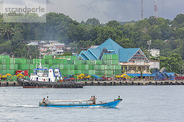 Boot und Container im Hafen der Stadt Sorong  der größten Stadt und Hauptstadt der indonesischen Provinz Südwest-Papua  Indonesien  Südostasien  Asien