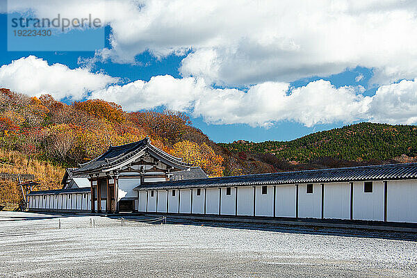 Weiße Wände eines buddhistischen Tempels in Herbstlandschaft  Osorezan Bodaiji-Tempel  Mutsu  Präfektur Aomori  Honshu  Japan  Asien