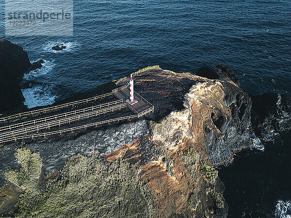 Luftaufnahme des Leuchtturms Farolim dos Fenais da Ajuda auf einer Klippe  Insel Sao Miguel  Azoren  Portugal  Atlantik  Europa