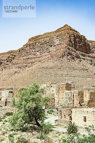 Lehmziegelgebäude eines alten Dorfes mit roten Schluchten im Hintergrund  Ziz-Tal  Atlasgebirge  Marokko  Nordafrika  Afrika