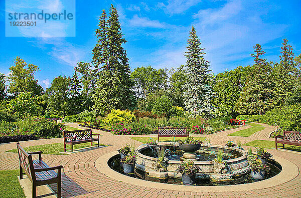 Der zentrale Brunnen im Englischen Garten im Assiniboine Park  Winnipeg  Manitoba  Kanada  Nordamerika