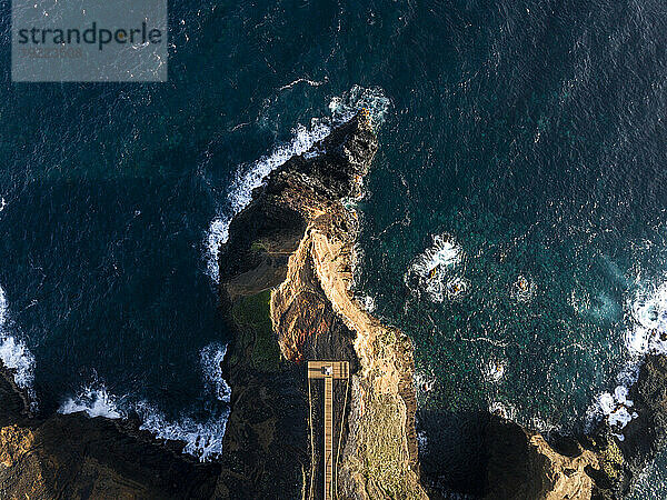 Luftaufnahme der Küsten und Klippen der Insel Sao Miguel über dem Leuchtturm von Farolim dos Fenais da Ajuda  Azoren  Portugal  Atlantik  Europa