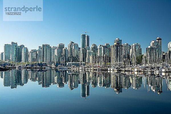 Skyline von Vancouver  mit perfekter Spiegelung der Wolkenkratzer im blauen Wasser des Stanley Park  Vancouver  British Columbia  Kanada  Nordamerika