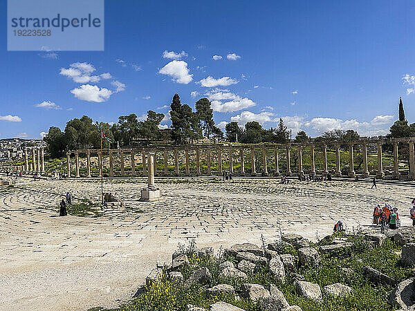 Das Oval Forum und Cardo Maximus in der antiken Stadt Jerash  die vermutlich 331 v. Chr. von Alexander dem Großen  Jerash  Jordanien  Naher Osten  gegründet wurde