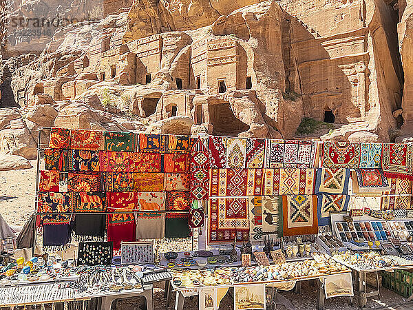 Schals und Teppiche zum Verkauf in der Straße der Fassaden  Archäologischer Park Petra  UNESCO-Weltkulturerbe  eines der neuen sieben Weltwunder  Petra  Jordanien  Naher Osten